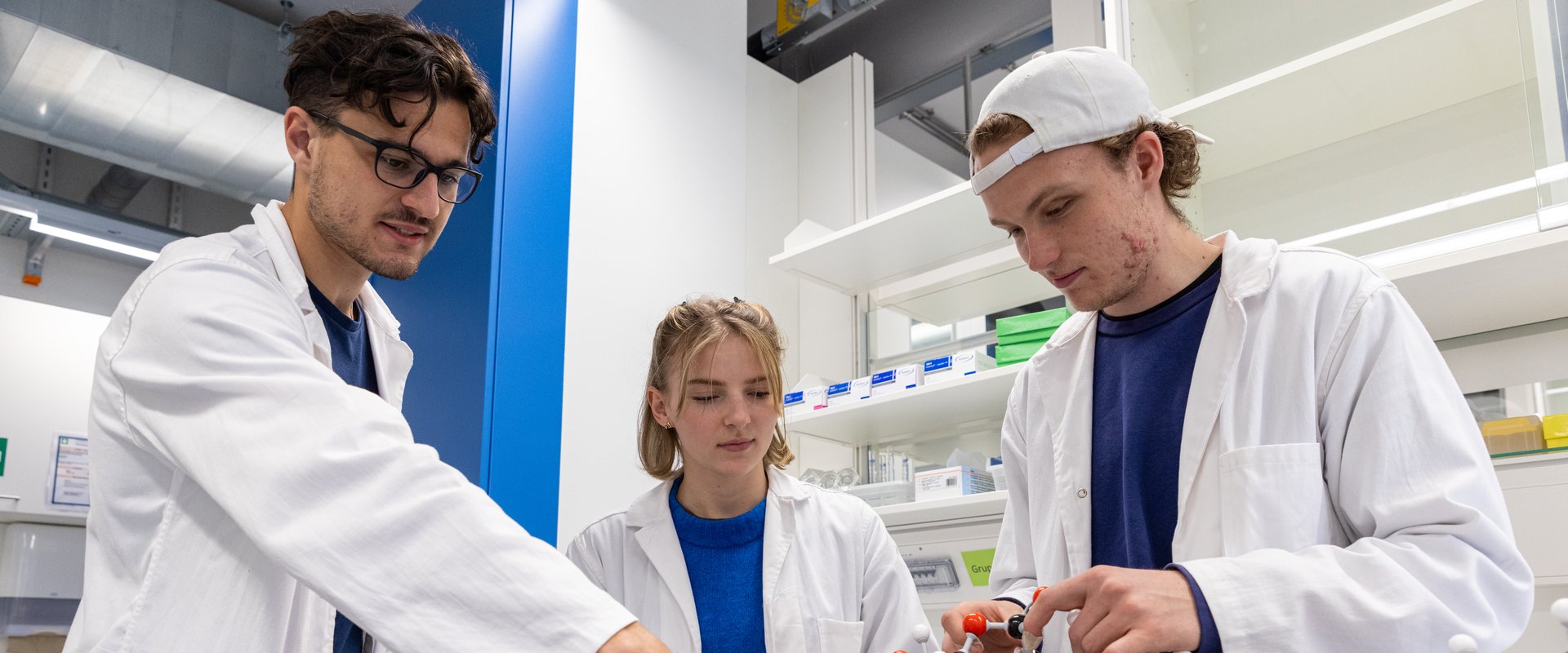 Medizinstudierende im Labor