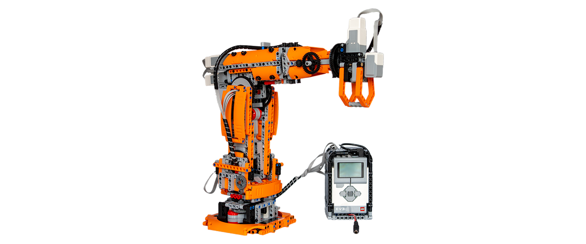 Ein oranger Roboter aus Lego wird mit einer Steuerung bedient. Es ist eine Art Greifarm.