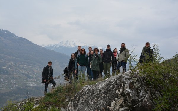 Gruppenbild der ExkursionsteilnehmerInnen vor den Walliser Bergen