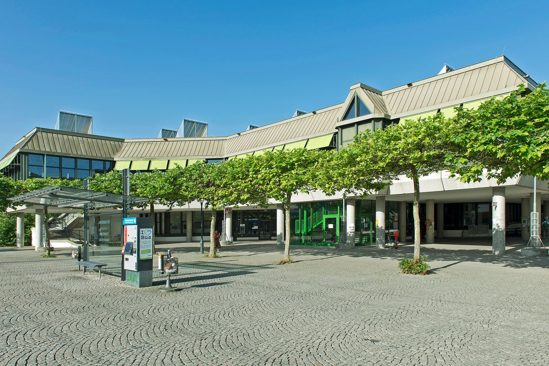 Auf dem Bild sieht man die Außenfassade der Mensa der Universität Augsburg