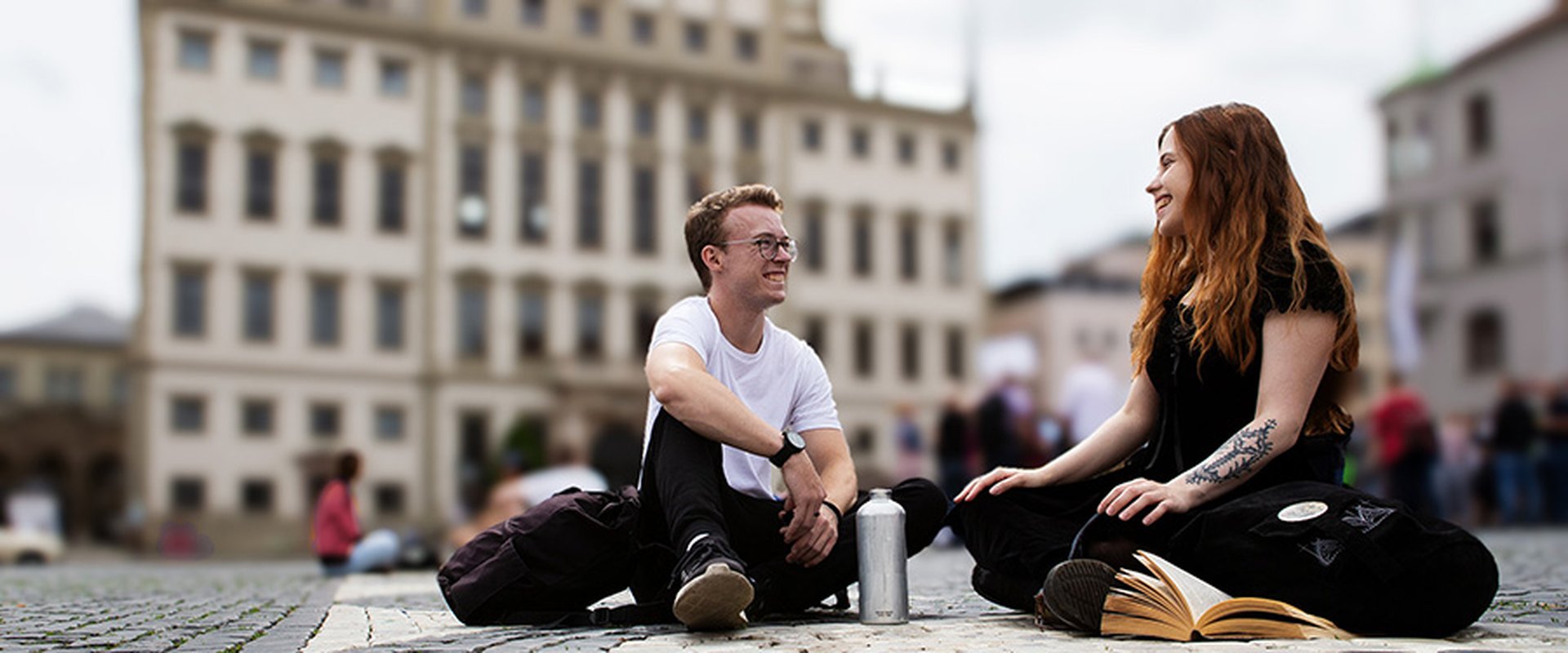 Zwei Studierende auf dem Augsburger Rathausplatz