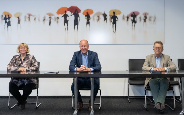 Prof. Dr. Sabine Doering-Manteuffel , Bezirkstagspräsident Martin Sailer und Prof. Dr. Klaus Maiwald bei der Unterzeichnung des Kooperationsvertrages