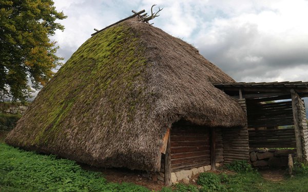Rekonstruktion eines eisenzeitlichen Gebäudes im Archäologischen Park von Bostel di Rotzo.