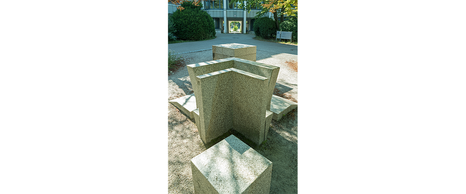Auf dem Bild sieht mein ein Kunstwerk von Leo Kornbrust, das aus verschieden angeordneten Steinen besteht.