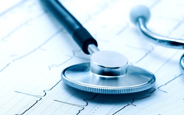 Stethoskop auf EKG