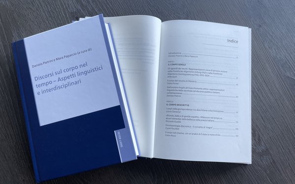 Buch und aufgeschlagenes Buch