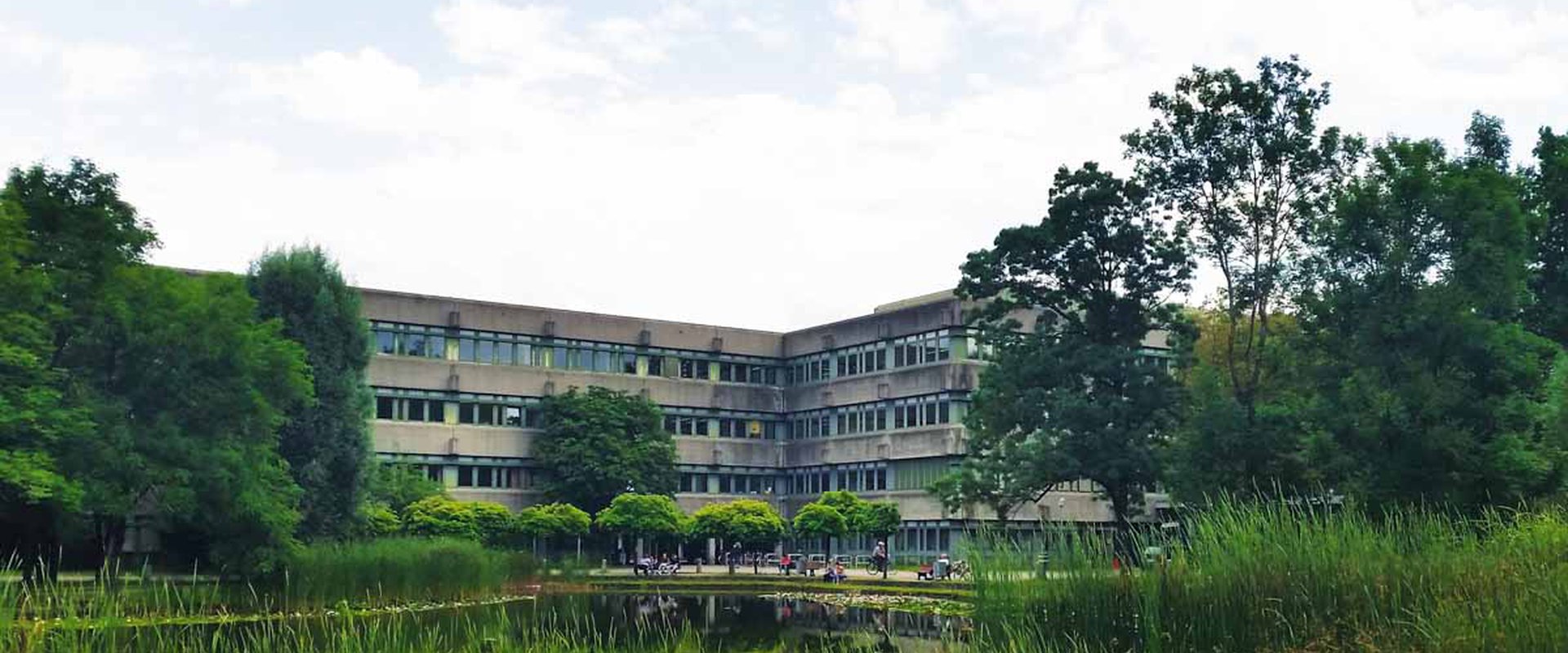 Uni-See mit Gebäude im Hintergrund