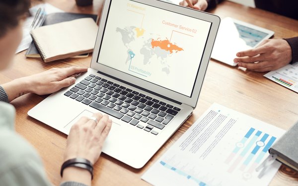 Laptop mit Weltkarte