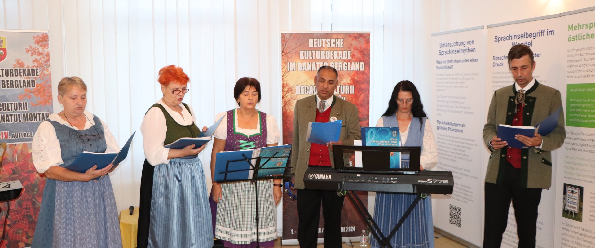 Es ist ein Bild der Resicza-Musikgruppe zu sehen.