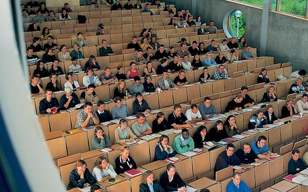 Studierende im Jura-Hörsaal