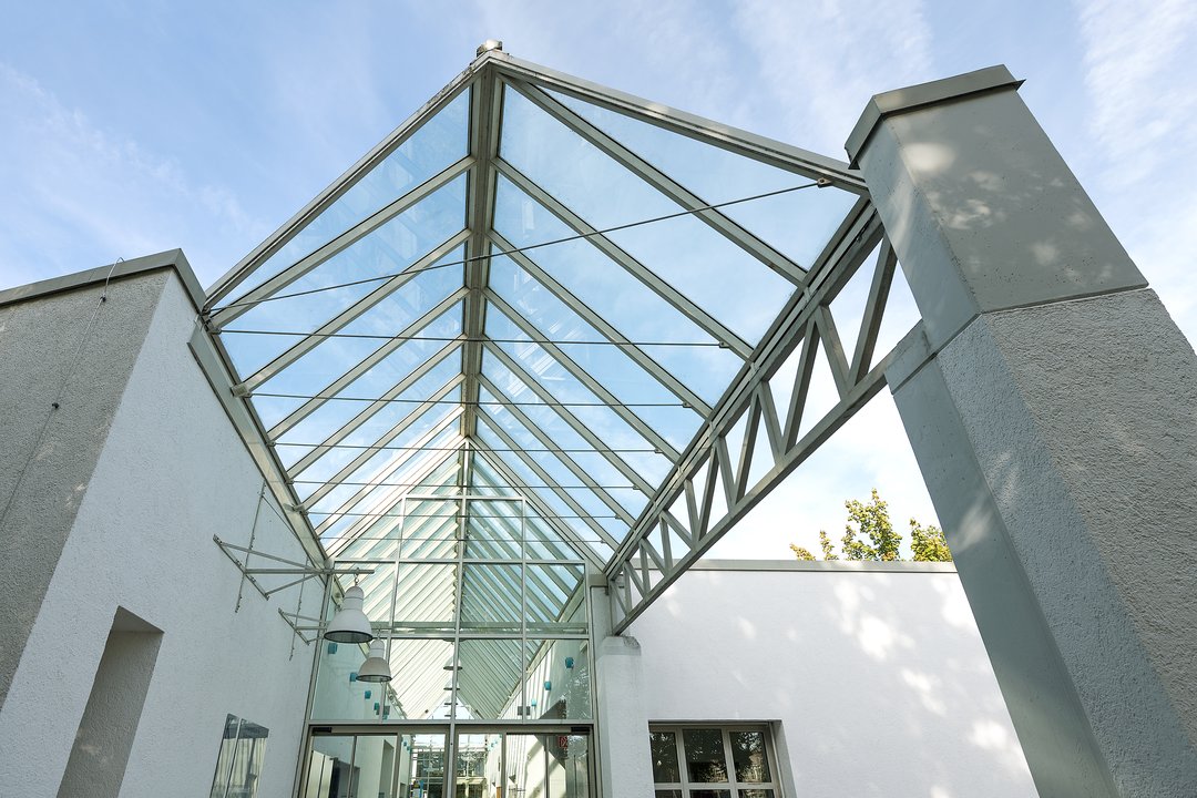 Auf dem Foto sieht man den Eingang des Hörsaalzentrum der Wirtschaftswissenschaften
