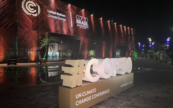 Das Logo der 20. UN-Klimakonferenz in Belm, Brasilien, mit Veranstaltungsgeb?ude im Hintergrund.