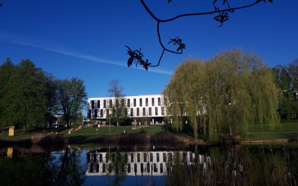 Musikgebäude hinter Teich