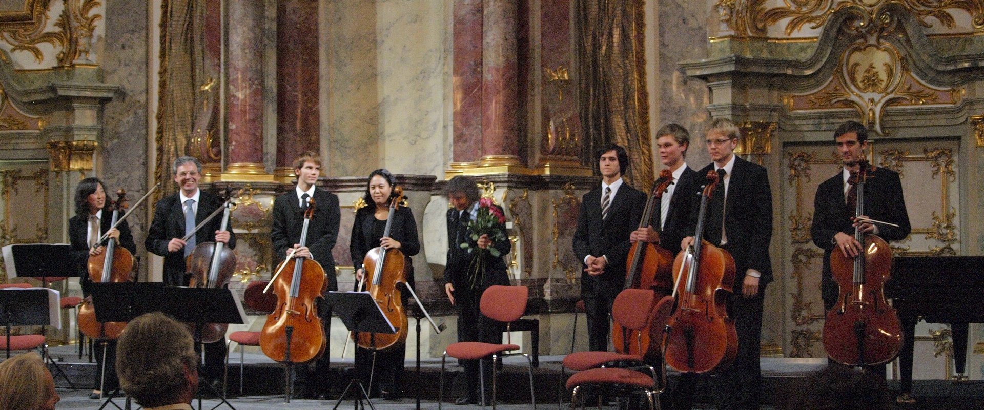 Das Ensemble Cello Passionato auf der Bühne nach einem Auftritt mit Prof. Julius Berger.