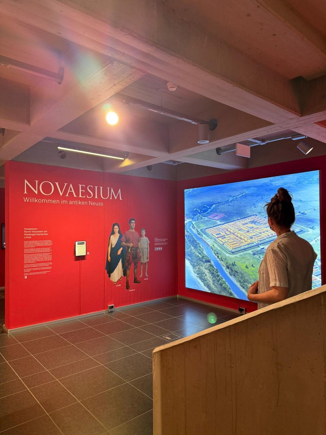 Studentin im Ausstellungsraum im Clemens-Sels-Museum Neuss