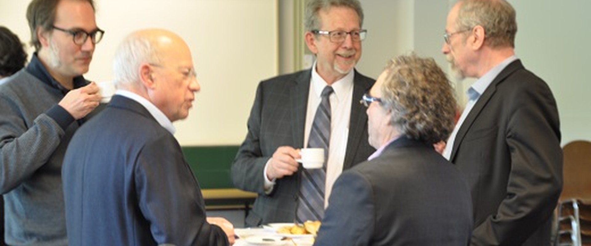 Green, Frauenfelder und Belbruno mit Physikern im Gespräch