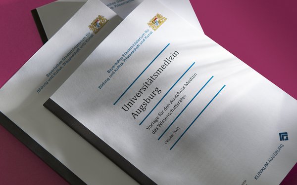 Foto des Antrags an den Wissenschaftsrat zur Einrichtung einer Medizinischen Fakultät in Augsburg