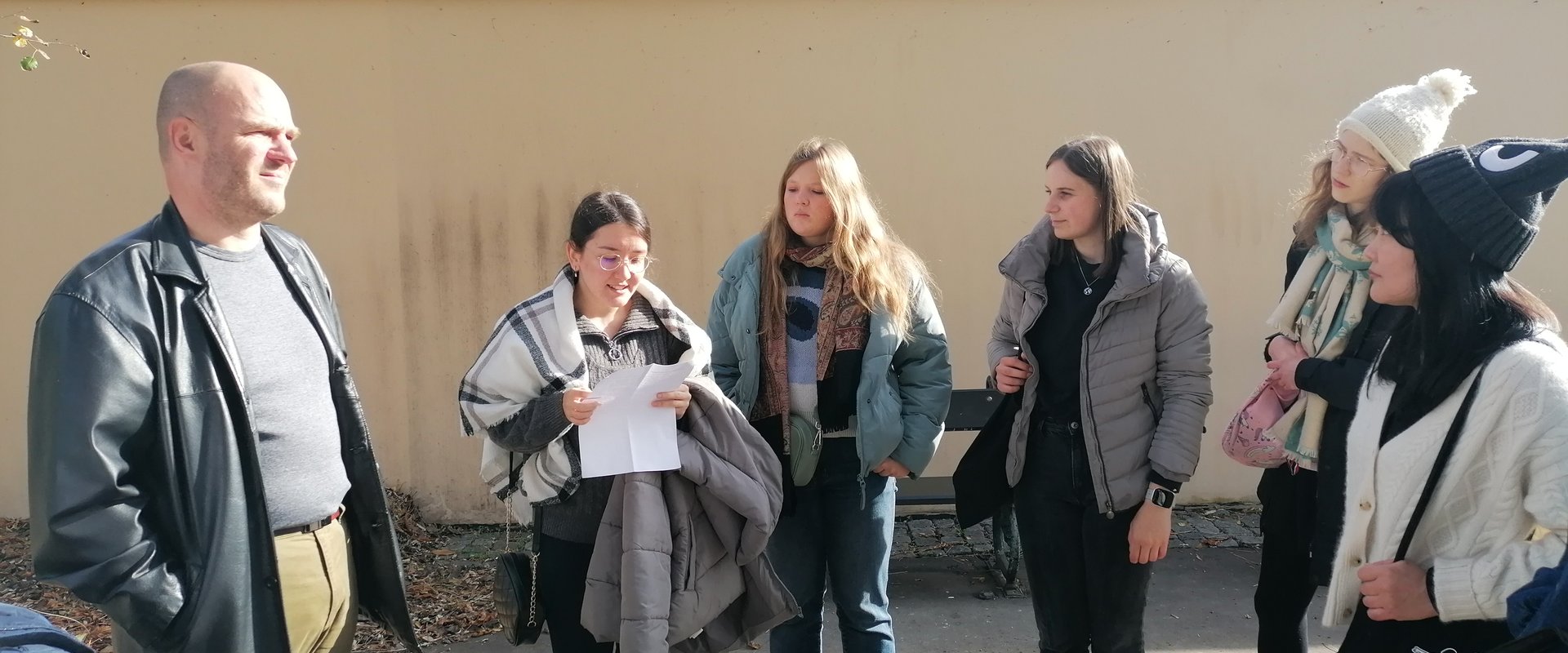 Es sind die Exkursionsteilnehmenden bei der Stadtfhrung zu sehen.