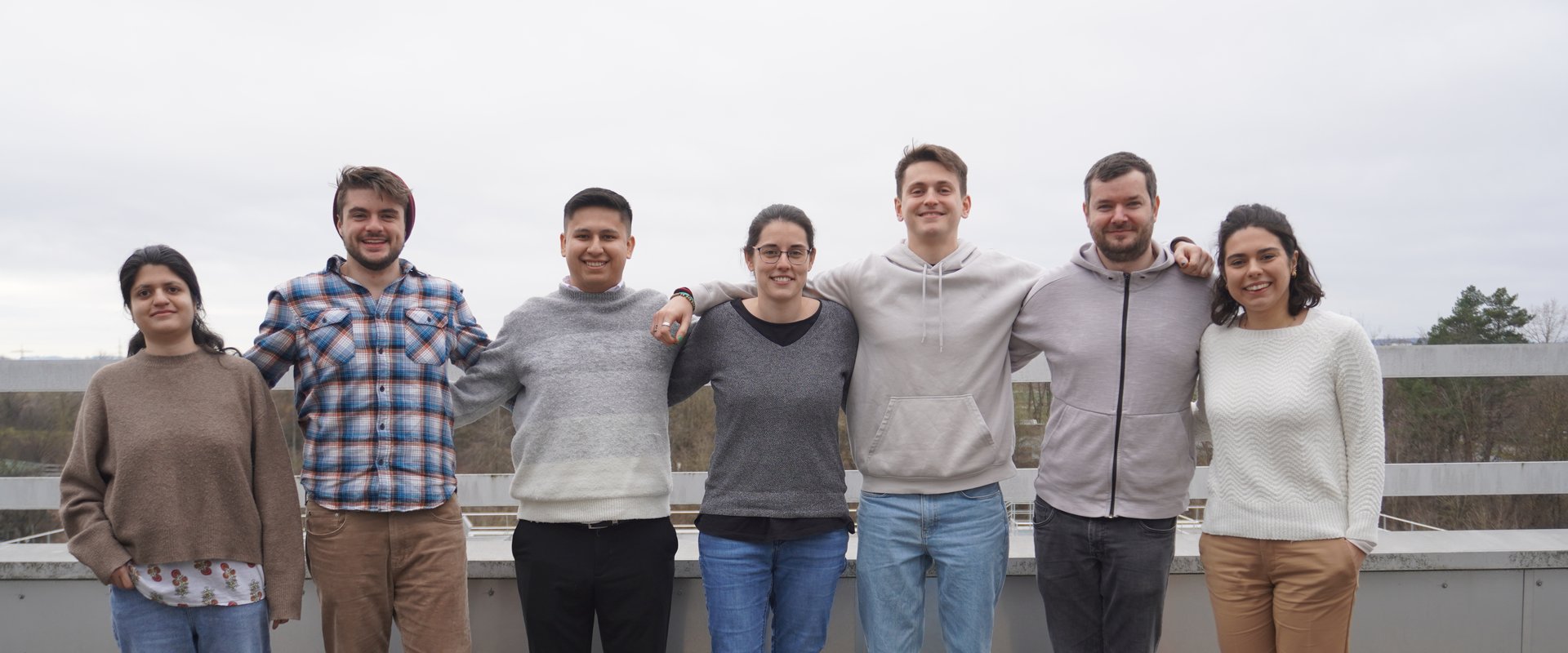 7 Mitglieder der Arbeitsgruppe sind auf einer Dachterrasse zu sehen. Von links nach rechts: Aamna Ahmed, Tobias Kuhn, Leander Reascos, Monica Benito, Francesco Diotallevi, Raffael Klees und Beatriz Pérez-González.