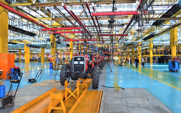 Einblick in eine Produktionshalle, in der Traktoren produziert werden