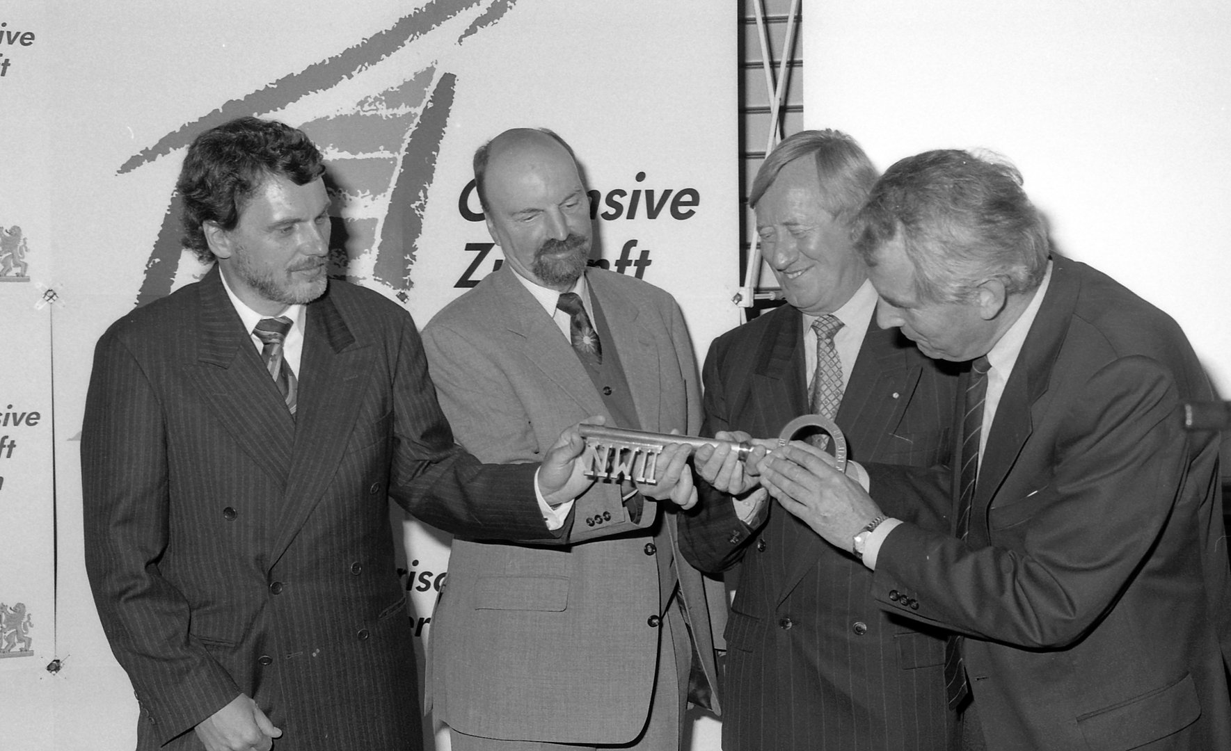 Feier zur Eröffnung des 2. Bauschnitts des Physik-Gebäudes am 10. September 1998 (von links nach rechts: Dekan Prof. Dr. Ulrich Eckern, Prorektor Prof. Dr. Hans-Otto Mühleisen, Staatsminister Hans Zehetmair, Ltd. Baudirektor Bernhard Schwarz)
