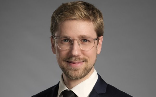 Portraitfoto von Professor Tobias Lutzi
