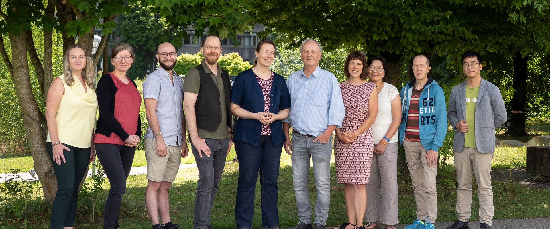 Gruppenfoto vom Team der Teilbibliothek Sozialwissenschaften, Außenaufnahme, Juli 2025