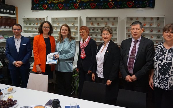 Das Bild zeigt von links Sebastian Franz, Jana Osterkamp, Ligia Deca, Maritta Krauss, Janette-Constanța Carabașu, Iulian Costache, Diana Maria Kraus