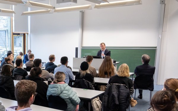 Prof. Kubiciel hält einen Vortrag zum Thema Klimaprotest und Strafrecht vor Zuhörern.