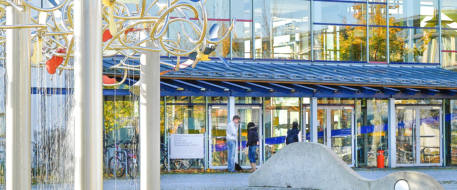 Gebäude der WiWi-Fakultät mit Brunnen