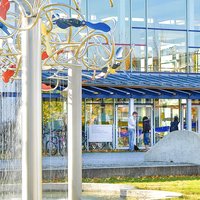Gebäude der WiWi-Fakultät mit Brunnen