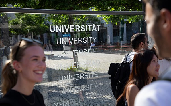Haltestelle Universität mit Studierenden
