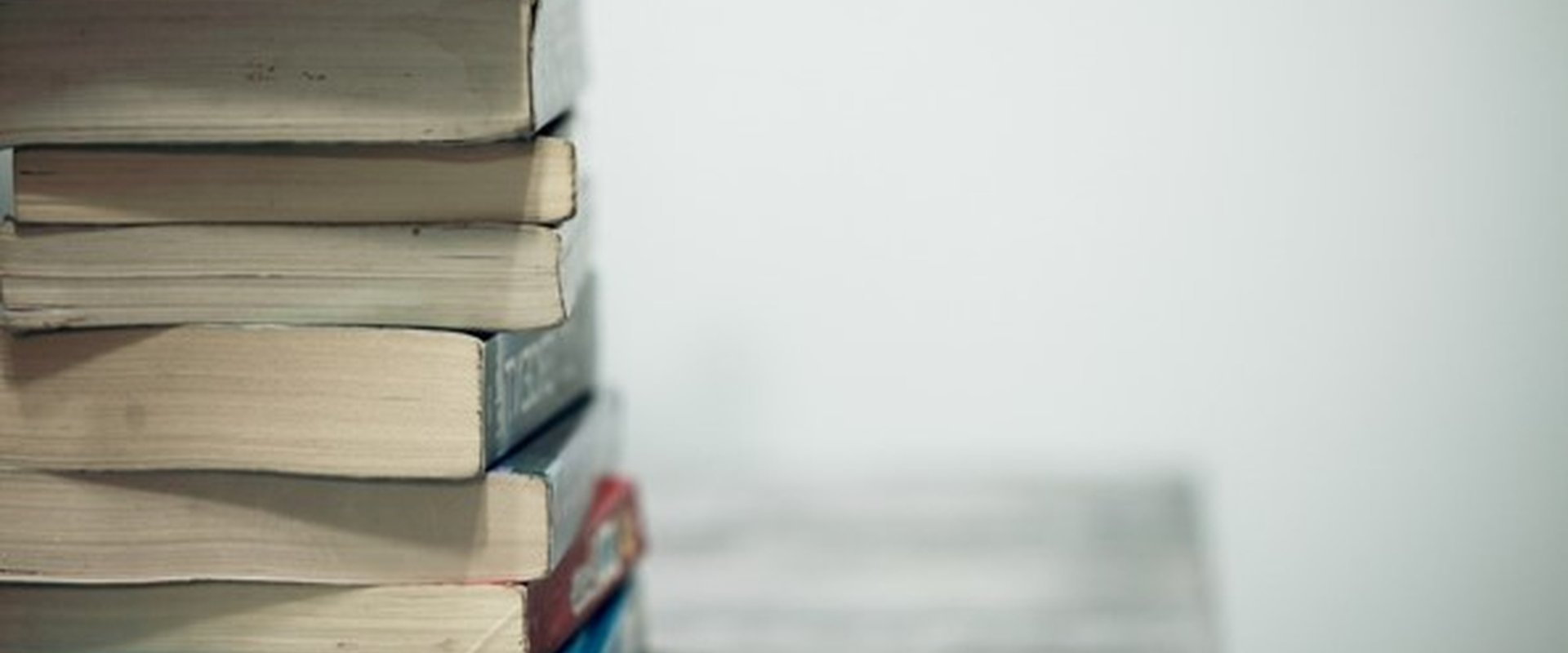 Bücherstapel gespiegelt