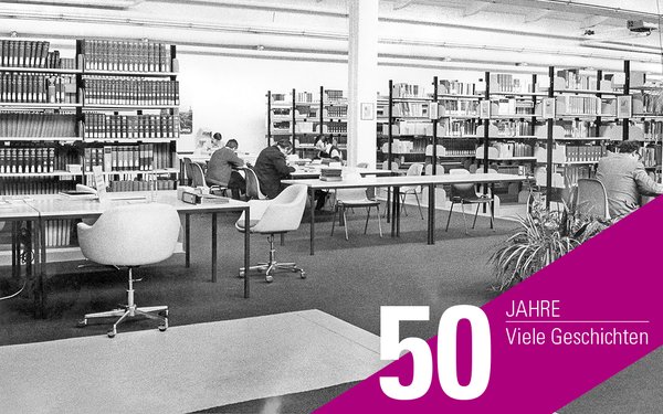 Blick in die Universitätsbibliothek in den Anfangsjahren. Auf der Schwarz-Weiß-Aufnahme sieht man lesende Menschen und regale mit Büchern.