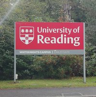 Eingangsschild der Universität in Reading, UK