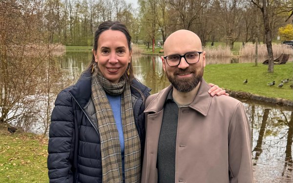 Martina und Stefano stehen vorm Campus-Teich