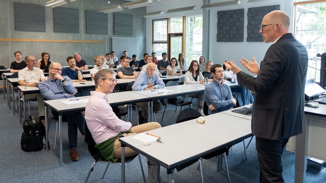 Blick in den Hörsaal während eines Vortrags von Professor Kment.