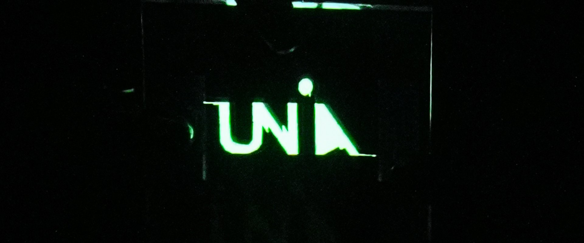 Fotograph of an OLED picturing the Uni's logo