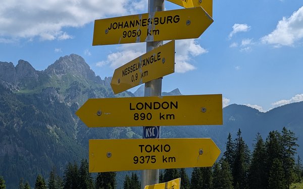 Wegweiser mit Entfernungn zu Städten