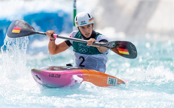 Die Olympiasiegerin Ricarda Funk während ihres Wettkampfes im Kajak-Einer bei den Olympischen Spielen 2021 in Tokio.