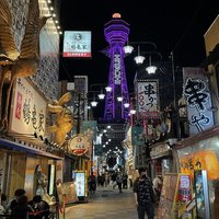 Straße in Osaka in der Nacht