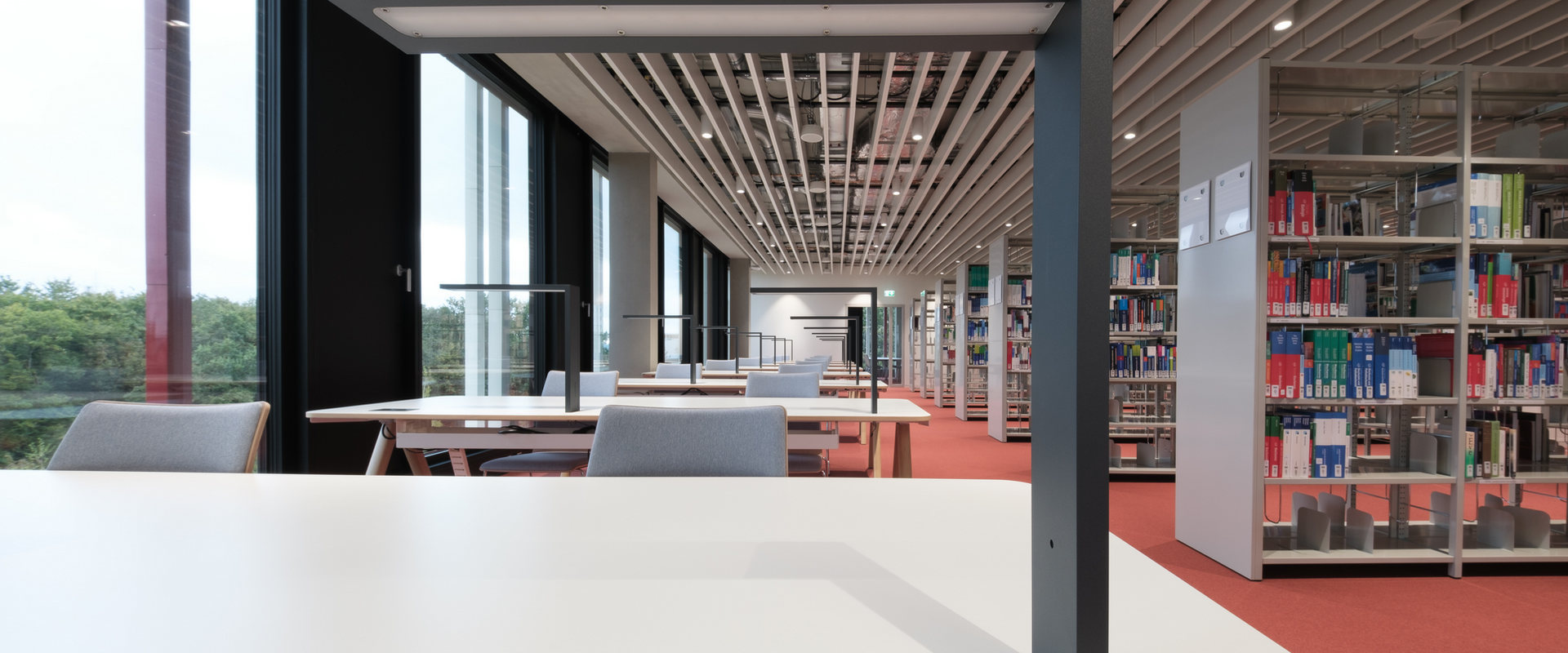 Tische und Bücherregale in Bibliothek