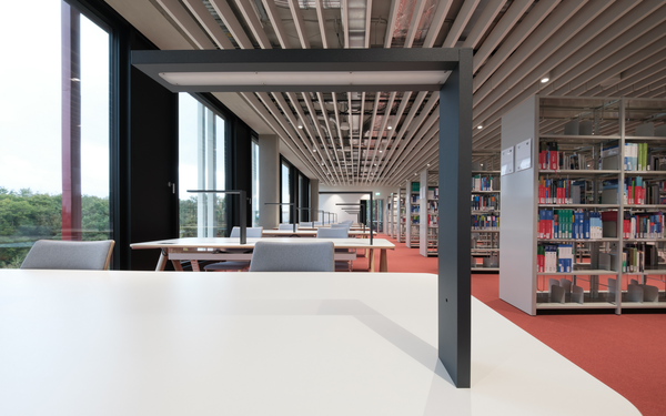 Tische und Bücherregale in Bibliothek