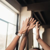 Hände, die nach oben gestreckt werden