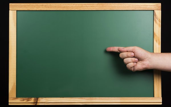 Tafel mit Hand, welche auf die unbeschriebene Tafel zeigt