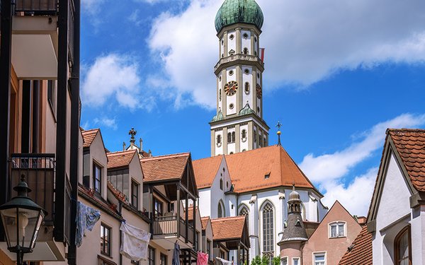 Gassen mit Wäscheleine mit Blick auf Sankt Ulrich