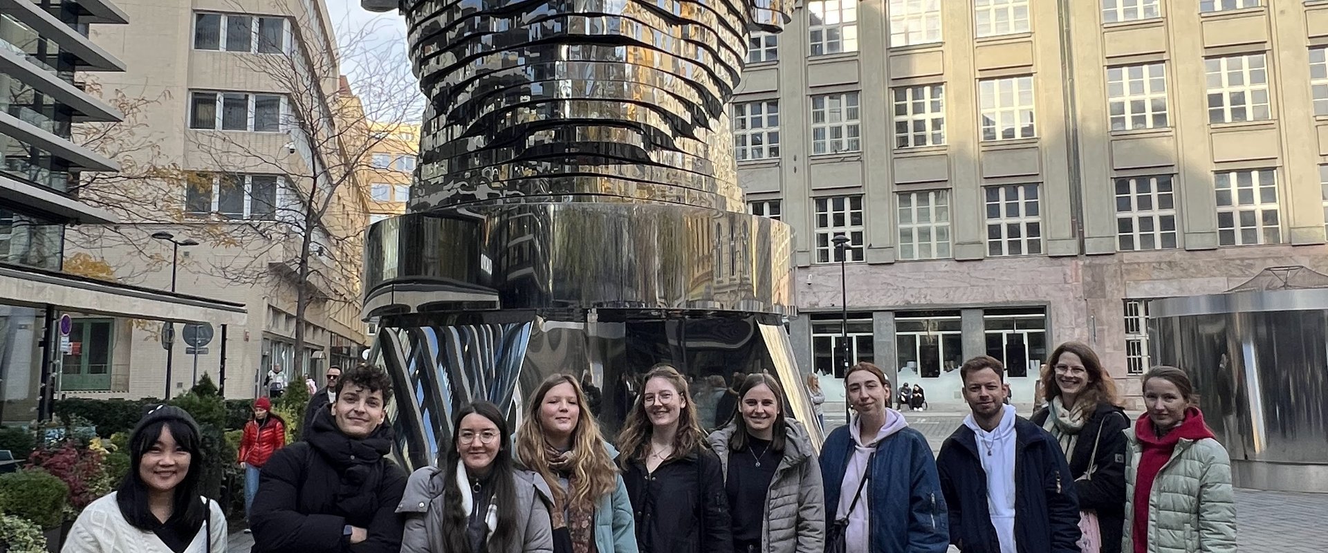 Es sind die Studierenden vor dem kinetischen Kafka-Kopf zu sehen.