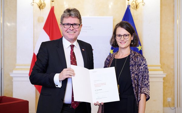 Dr. Anna Adorjáni gemeinsam mit dem österreichischen Bundesminister Prof. Dr. Martin Polaschek mit Urkunde