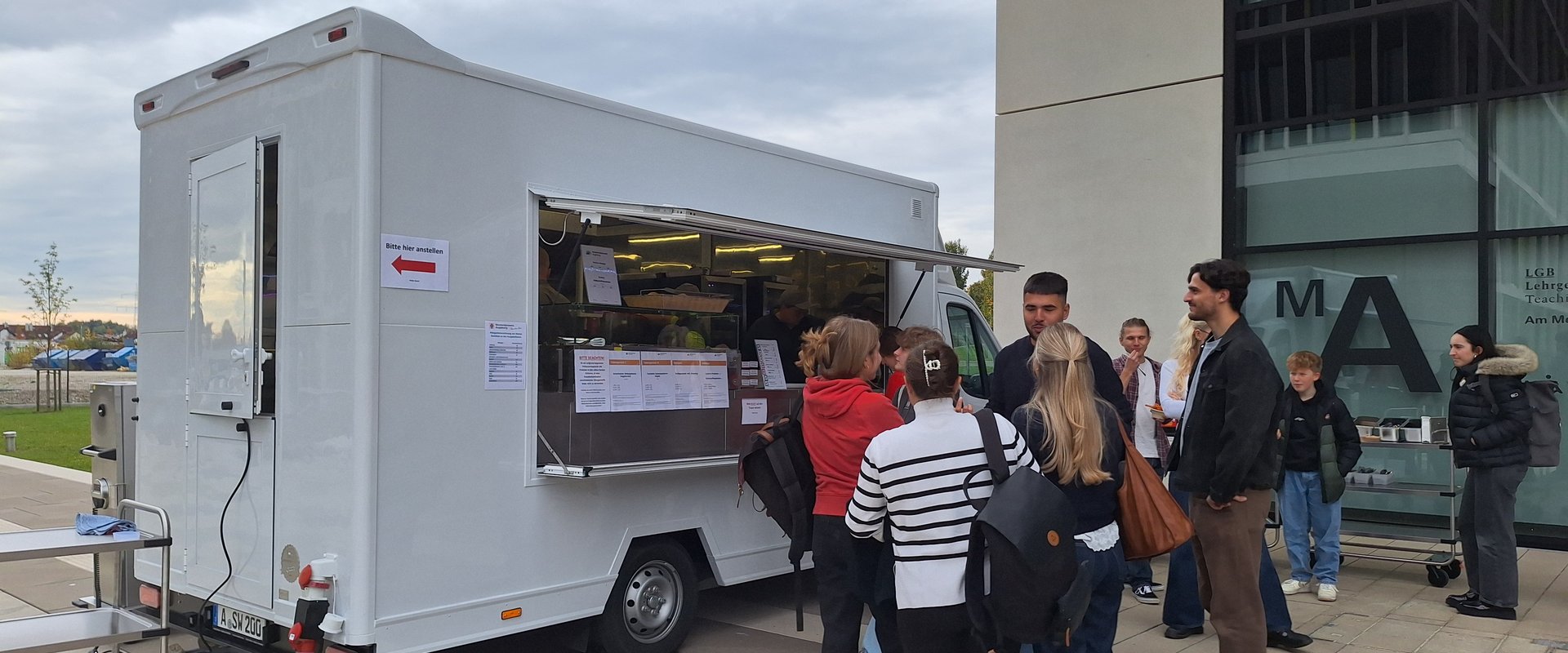 Foto des Foodtrucks mit Speisen aus der Universitätsmensa