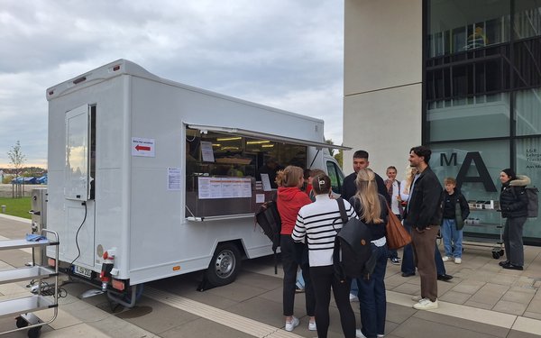 Foto des Foodtrucks mit Speisen aus der Universitätsmensa